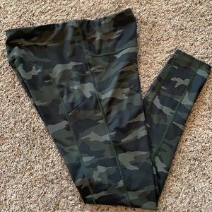 Athleta Ultimate Camo 7/8 Tight